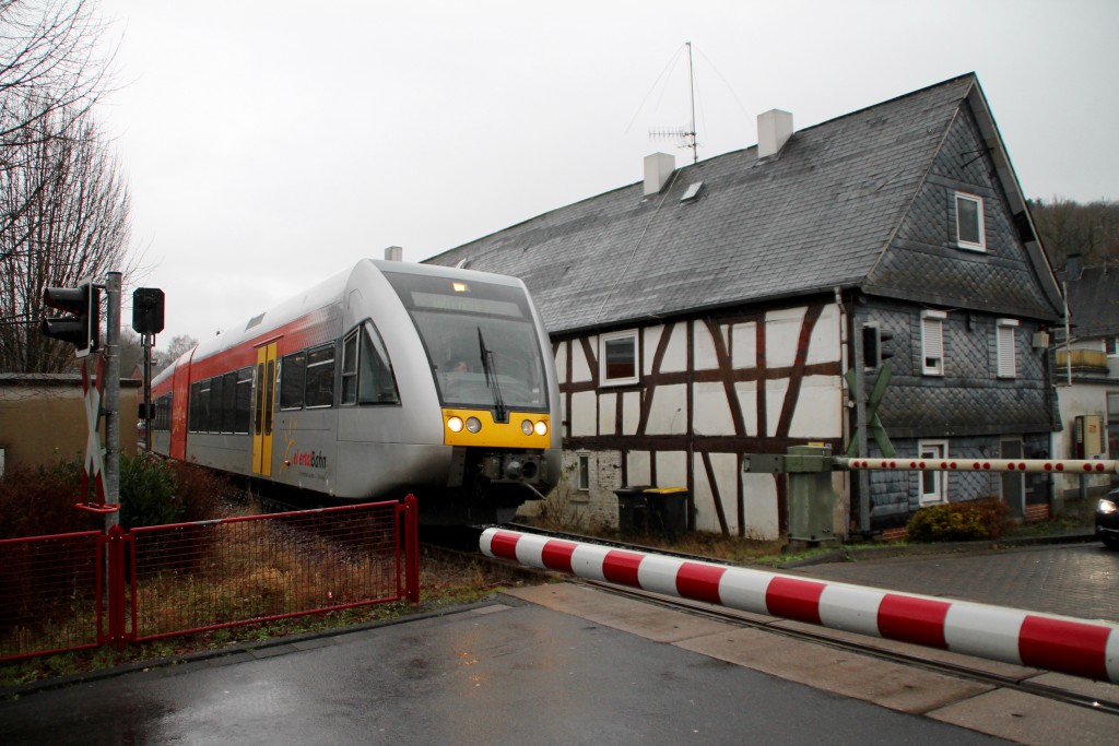 Ein GTW überquert den Bahnübergang in Biersdorf auf der Daadetalbahn, aufgenommen am 29.11.2015.