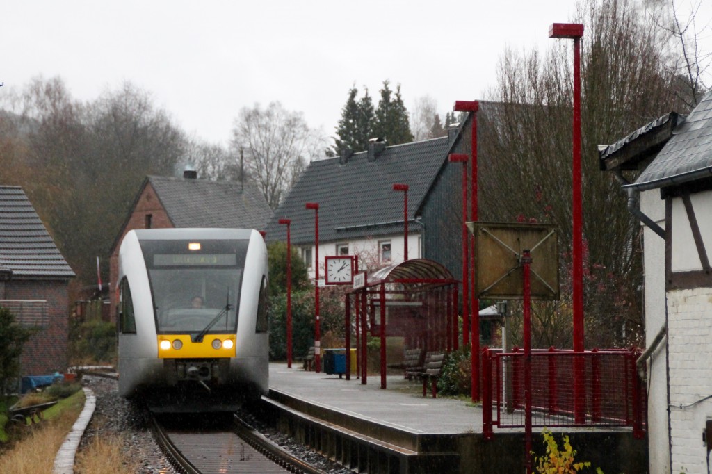 Ein GTW hält am Biersdorf Niederdreisbach auf der Daadetalbahn, aufgenommen am 29.11.2015.