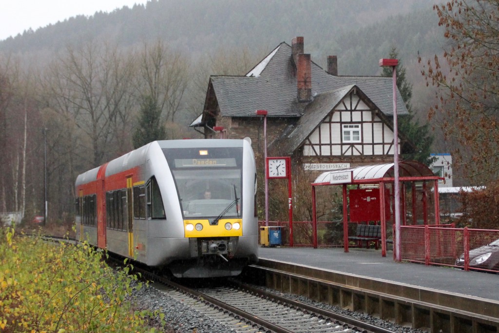 Ein GTW hält am Haltepunkt Niederdreisbach auf der Daadetalbahn, aufgenommen am 29.11.2015.