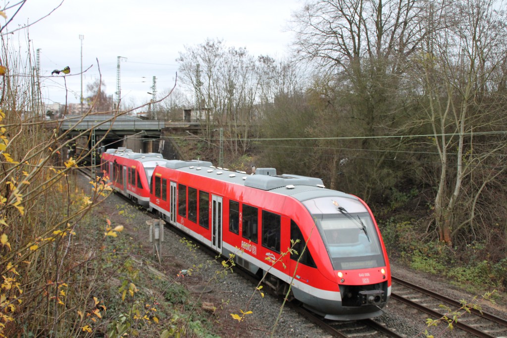 640 006 und ein weiterer 640 verlassen am 12.12.2015 den Bahnhof Gießen.