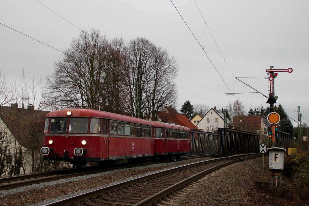 996 677 und 798 829 verlassen den Bahnhof Gießen-Bergwald in Richtung Dutenhofen, aufgenommen am 12.12.2015.