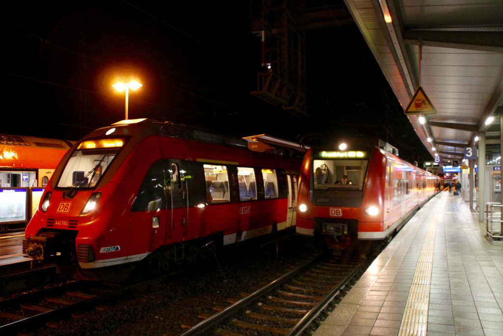 442 283 und 425 033 stehen am 17.12.2015 nebeneinander in Gießen.