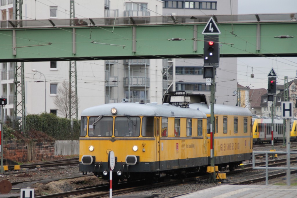 725 002 und 726 002 rangieren am 17.12.2015 in Gießen.