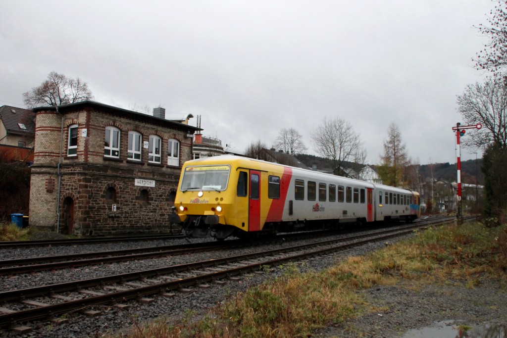 629 072 am Stellwerk Hf im Bahnhof Herdorf auf der Hellertalbahn, aufgenommen am 29.11.2015.