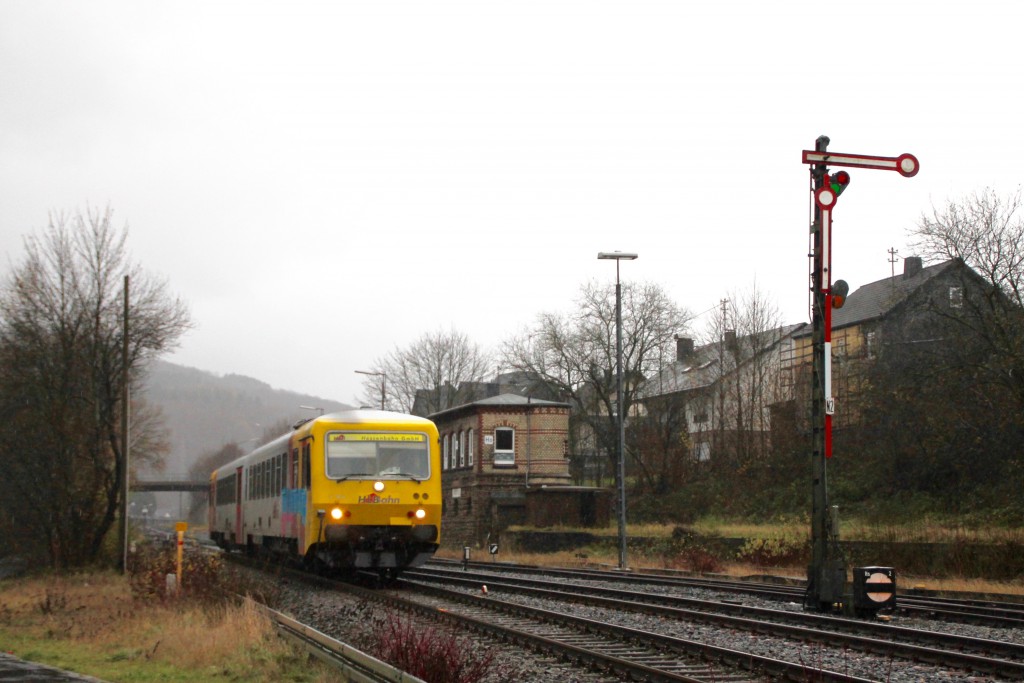 629 072 der HLB am Stellwerk Ho im Bahnhof Herdorf, aufgenommen am 29.11.2015.