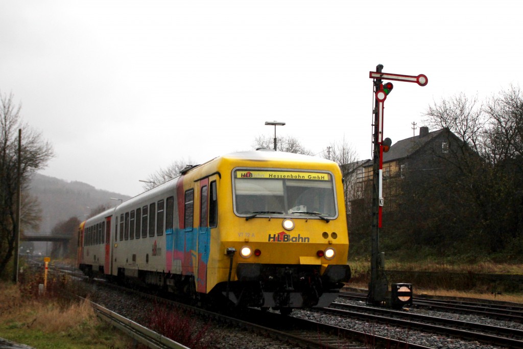 629 072 neben dem Signal N2 im Bahnhof Herdorf auf der Hellertalbahn, aufgenommen am 29.11.2015.