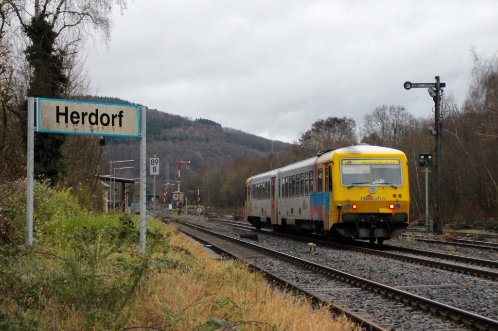 629 072 der HLB fährt in den Bahnhof Herdorf auf der Hellertalbahn ein, aufgenommen am 29.11.2015.