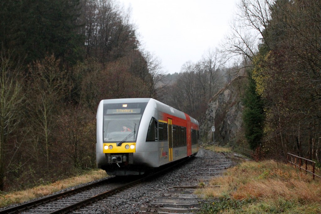 Ein GTW verlässt die Felsen am Haltepunkt Königsstollen auf der Hellertalbahn, aufgenommen am 29.11.2015.