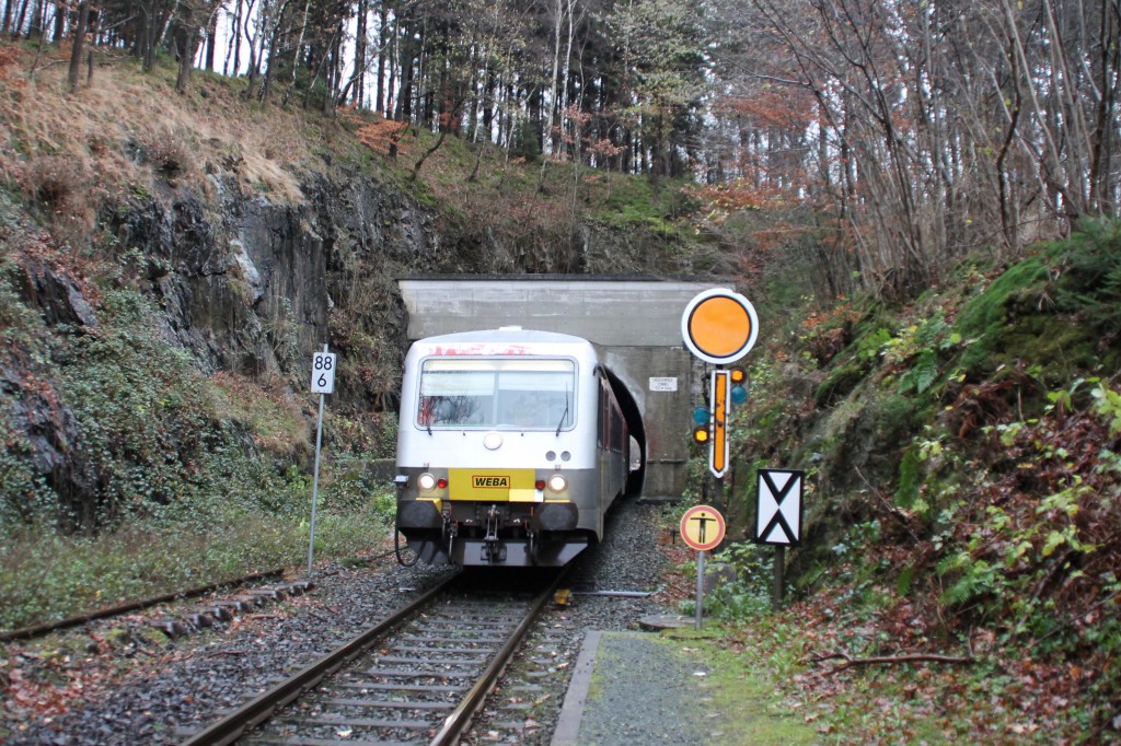 628 051 verlässt den Herdorfer Tunnel auf der Hellertalbahn, aufgenommen am 29.11.2015.