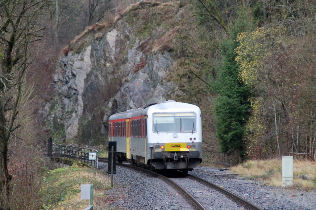 628 051 verschwindet zwischen den Felsen am Haltepunkt Königsstollen auf der Hellertalbahn, aufgenommen am 29.11.2015.