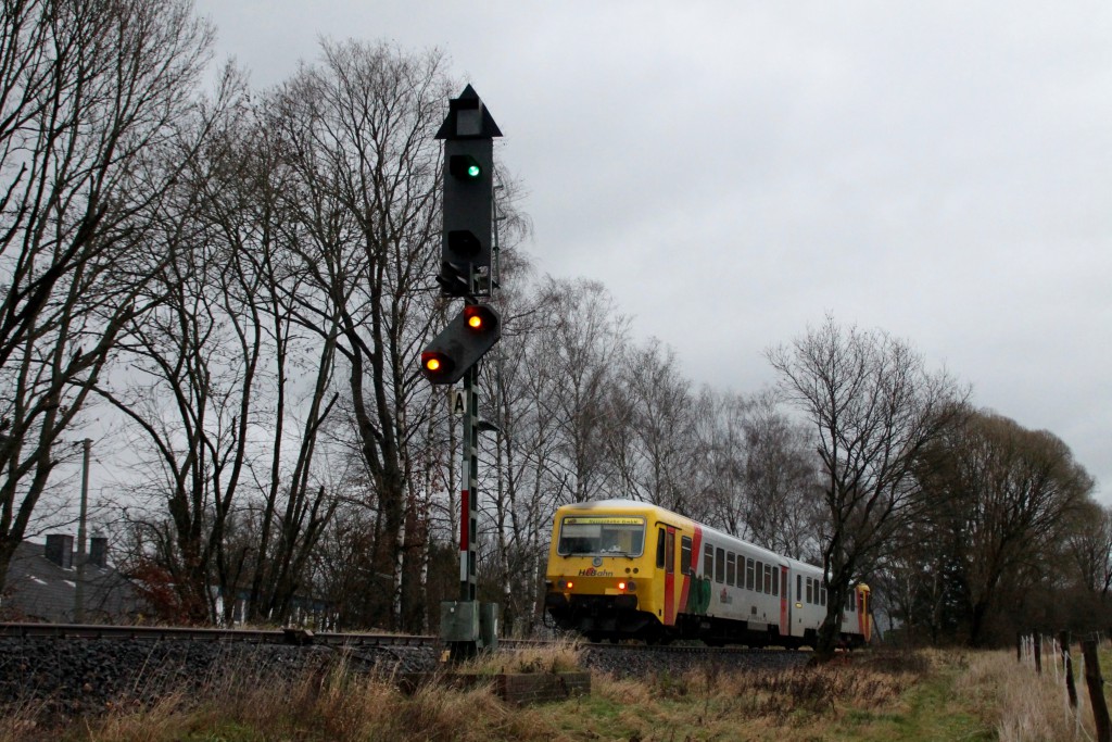 629 072 fährt in den Bahnhof Neunkirchen auf der Hellertalbahn ein, aufgenommen am 29.11.2015.