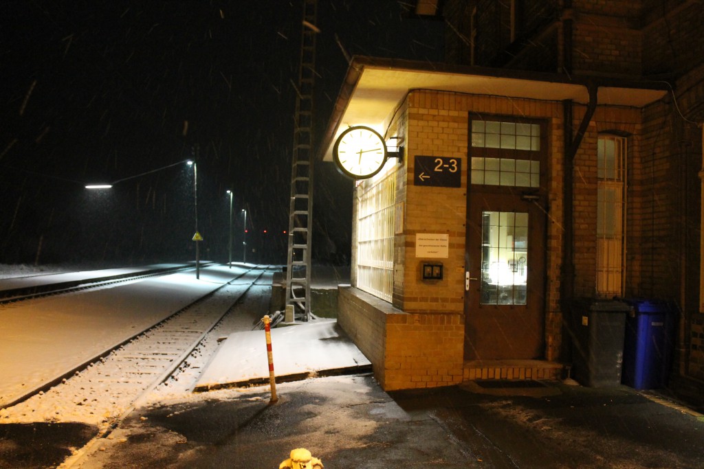 Winterliche Abendruhe im Bahnhof Beienheim auf der Horlofftalbahn, aufgenommen am 24.01.2015.