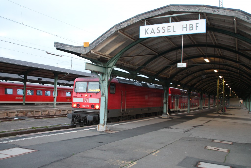 114 029 mit ihrem Regionalexpress nach Frankfurt im Kasseler Hauptbahnhof, aufgenommen am 19.12.2015.