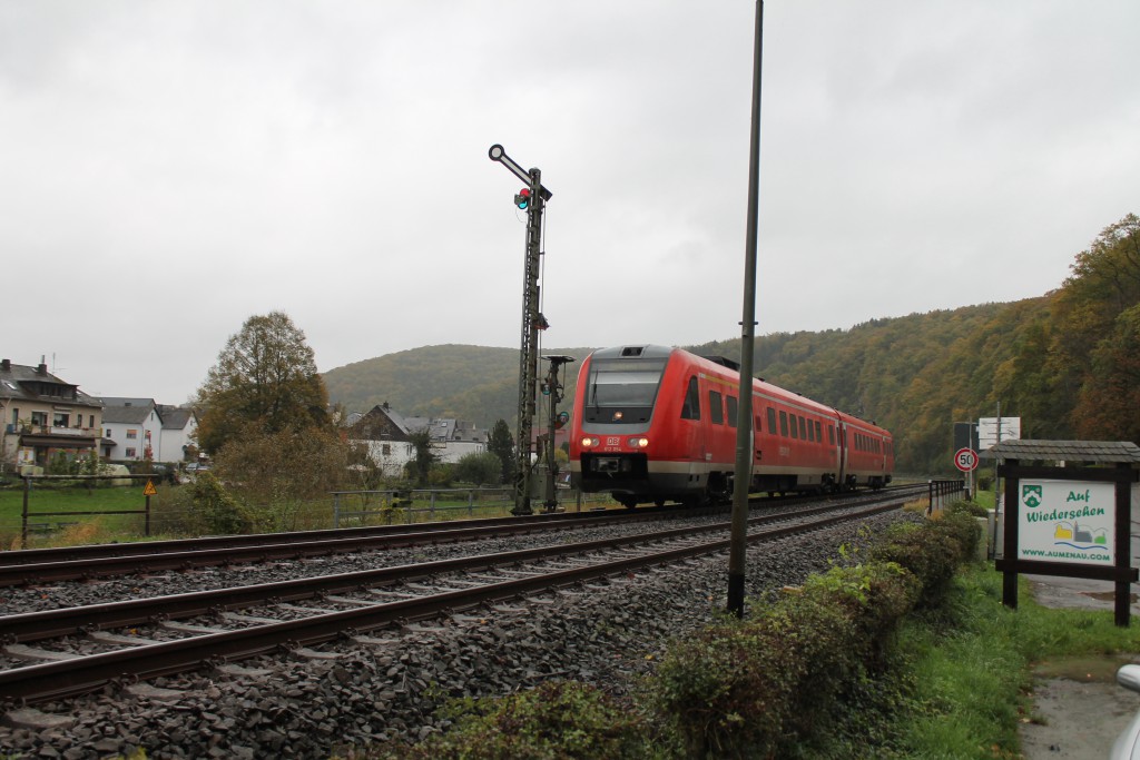 612 054 passiert das Einfahrsignal von Aumenau auf der Lahntalbahn, aufgenommen am 22.10.2014.