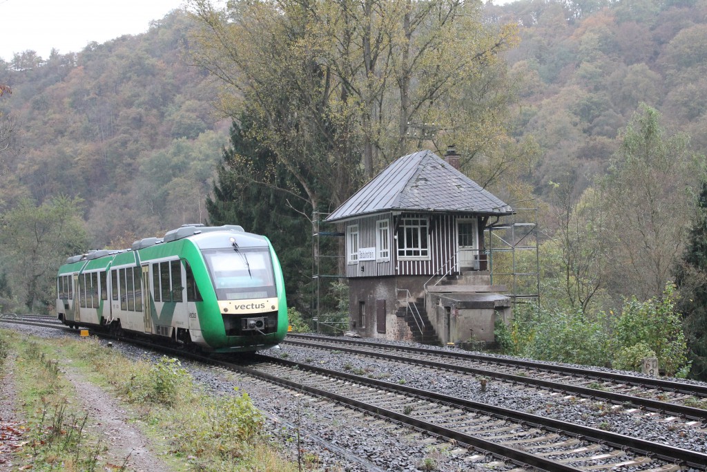 Ein LINT der VECTUS am Stellwerk Bo im Bahnhof Balduinstein auf der Lahntalbahn, aufgenommen am 22.10.2014.