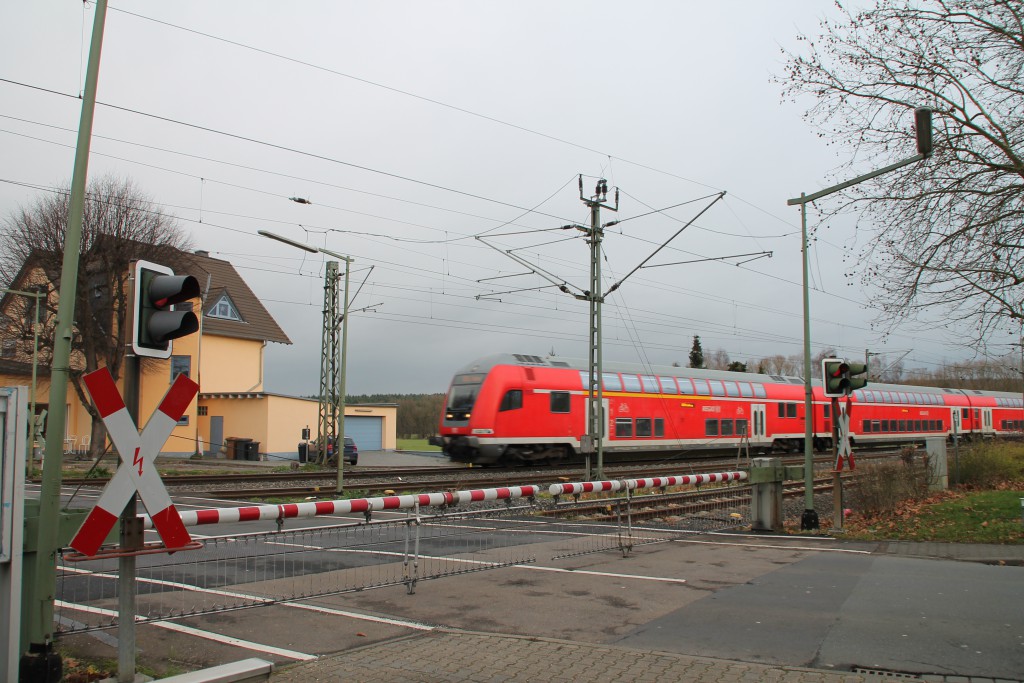 Ein Doppelstocksteuerwagen überquert den Bahnübergang in Eschhofen, aufgenommen am 13.12.2015.