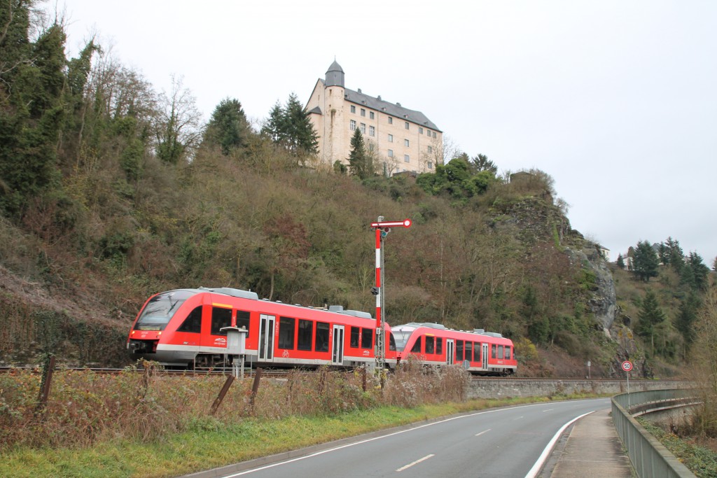 Zwei 640 am Blocksignal der Gegenrichtung in Runkel auf der Lahntalbahn, aufgenommen am 13.12.2015.