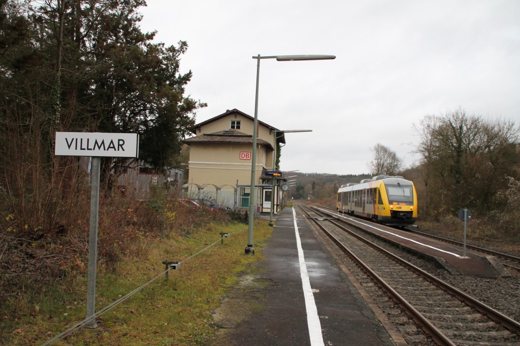 Ein LINT der HLB hält am Haltepunkt Villmar, aufgenommen am 13.12.2015.