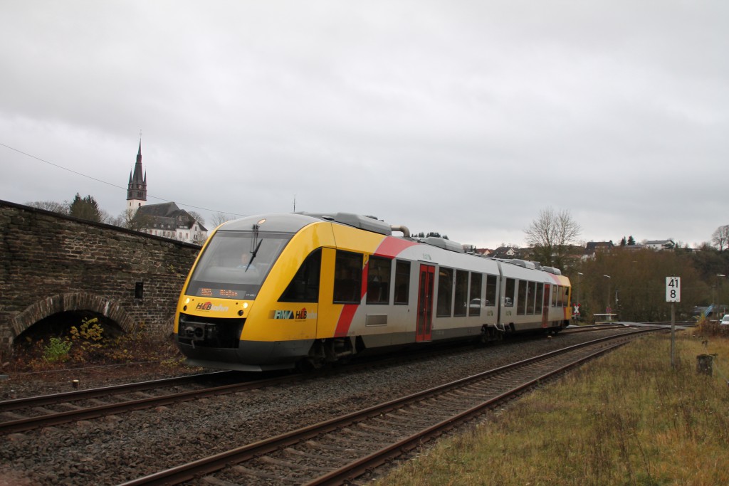 Ein LINT der HLB fährt in Villar ein, aufgenommen am 13.12.2015.