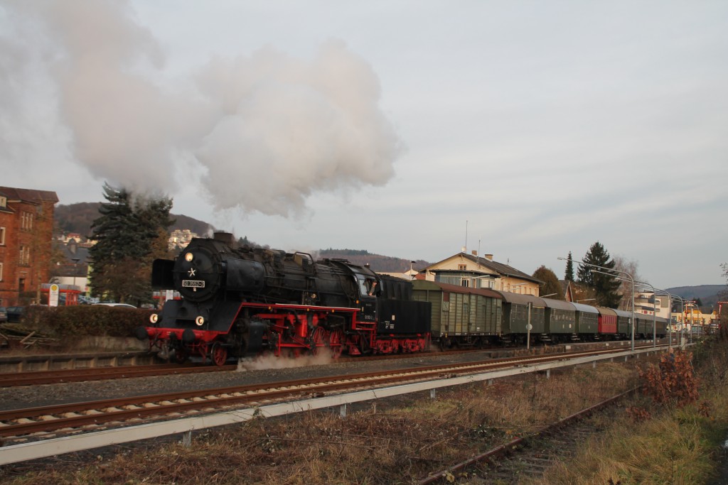 50 3552 der Museumseisenbahn Hanau rangiert im Bahnhof Büdingen ihren Zug auf ein Nebengleis, aufgenommen am 05.12.2015.