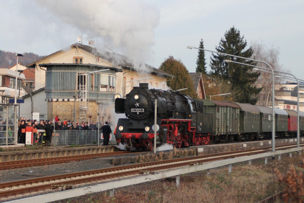 50 3552 der Museumseisenbahn Hanau am Stellwerk in Büdingen, aufgenommen am 05.12.2015.