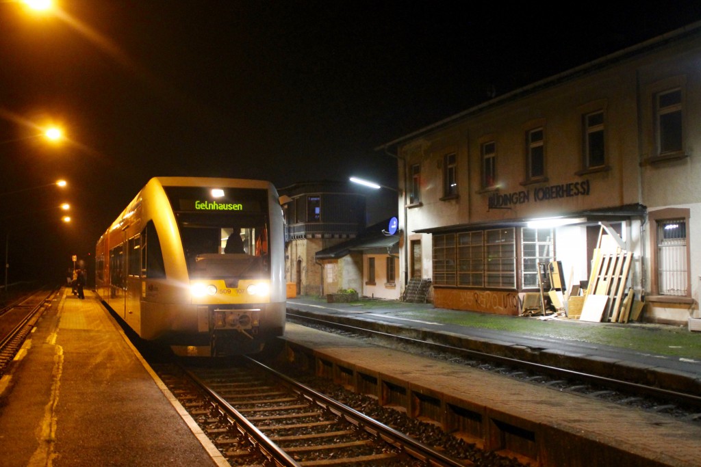 Ein GTW der HLB hält zur später Stunde im Bahnhof Büdingen, aufgenommen am 04.12.2015.