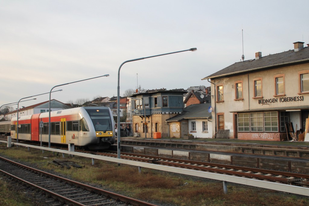 Ein GTW der HLB hält am 05.12.2015 im Bahnhof Büdingen.