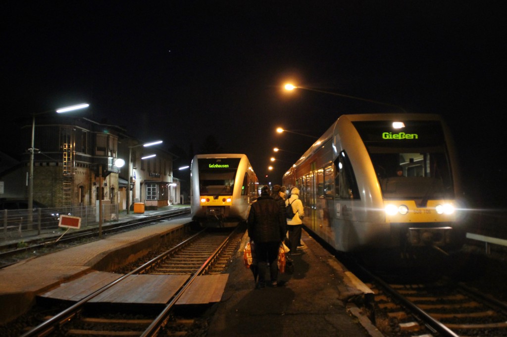 Abendliche Zugkreuzung im Bahnhof Büdingen zwischen zwei GTW der HLB, aufgenommen am 04.12.2015.