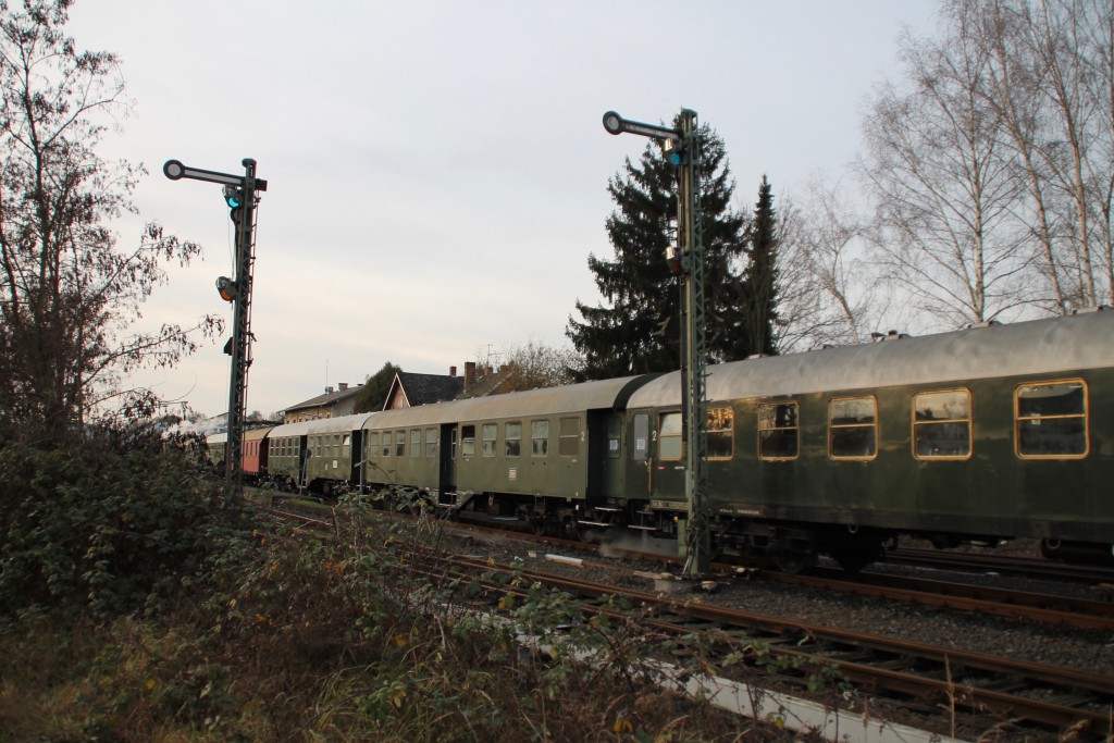 Im Bahnhof Büdingen steht der Sonderzug der Museumseisenbahn Hanau, aufgenommen am 05.12.2015.