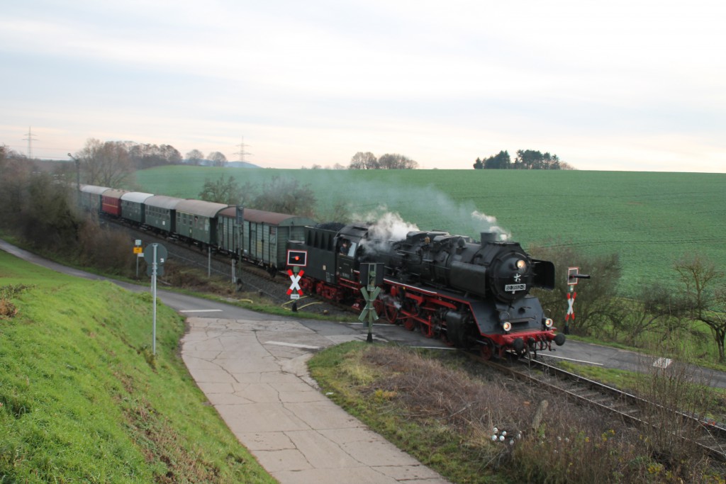 50 3552 an einem Bahnübergang bei Mittel-Gründau auf dem Weg nach Büdingen, aufgenommen am 05.12.2015.