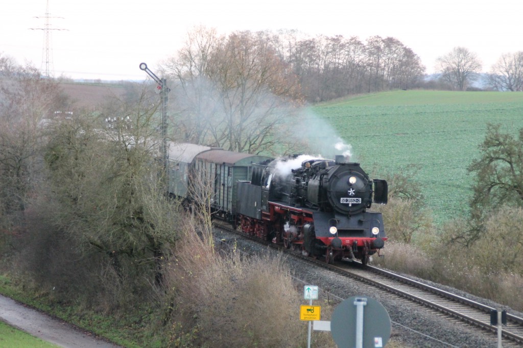 50 3552 hat soeben das Einfahrsignal von Mittel-Gründau hinter sich gelassen, aufgenommen am 05.12.2015.