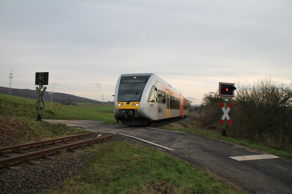 Ein GTW der HLB überquert einen Bahnübergang bei Mittel-Gründau, aufgenommen am 05.12.2015.