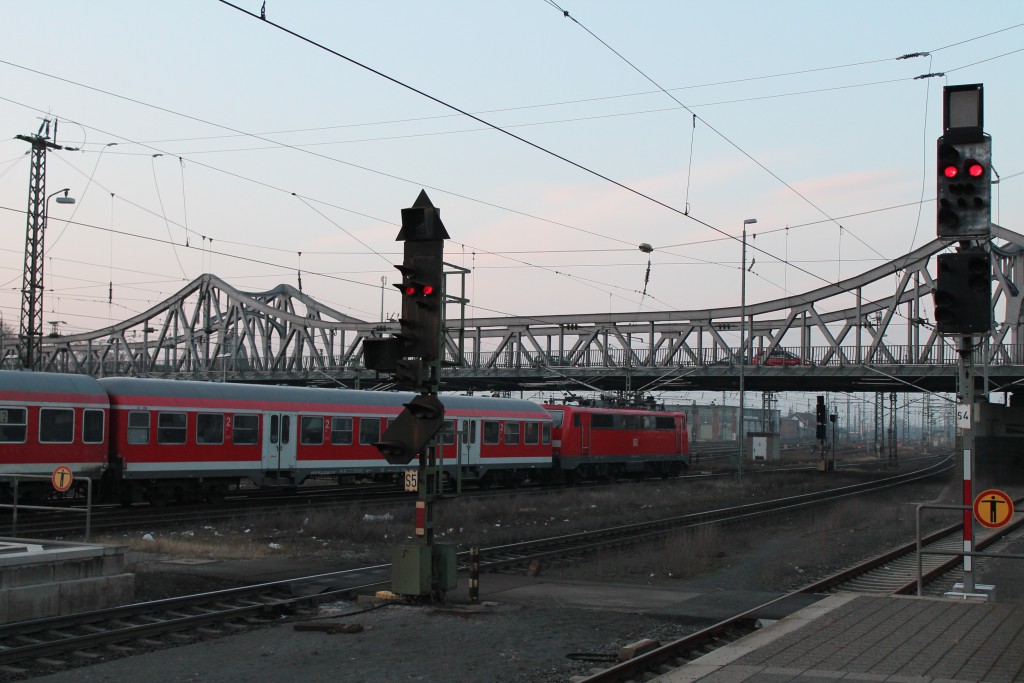 Eine 111 mit einem Park aus n-Wagen verlässt Darmstadt in Richtung Frankfurt, aufgenommen am 12.02.2015.