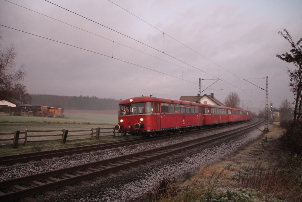 Eine fünfteilige Schienenbusgarnitur der OEF macht sich auf den Weg Richtung Darmstadt, hier aufgenommen bei Butzbach am 06.12.2015.