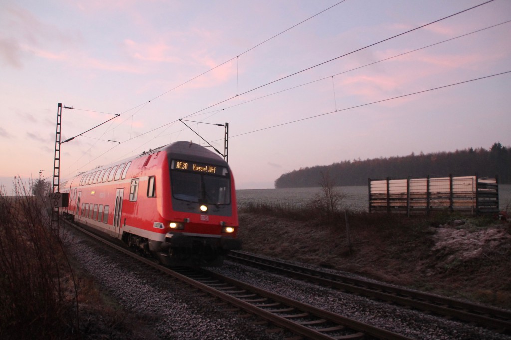 Ein Doppelstock-Steuerwagen auf dem Weg nach Kassel, aufgenommen im Morgenlicht in der nähe von Butzbach am 06.12.2015.