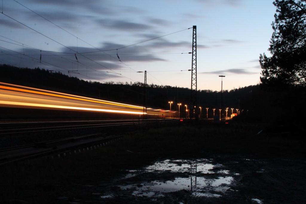 Ein Triebwagen der Baureihe 442 verlässt den Bahnhof Cölbe in Richtung Treysa, aufgenommen am 28.11.2015.