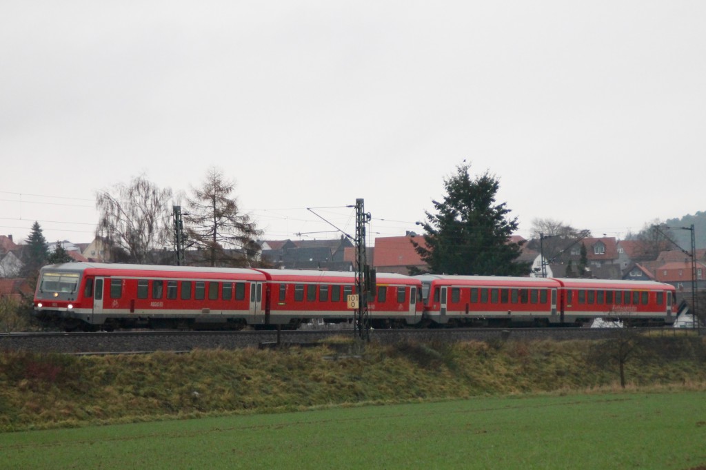 Zwei Triebwagen der Baureihe 628 machen sich auf den Weg von Wölbe nach Marburg, aufgenommen am 28.11.2015.