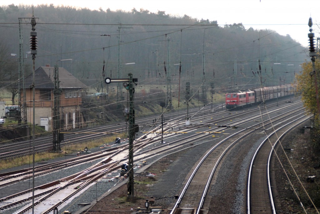 Im Bahnhof Gießen-Bergwald steht ein Güterzug mit zwei Lokomotiven der Baureihe 155, aufgenommen am 05.12.2015.