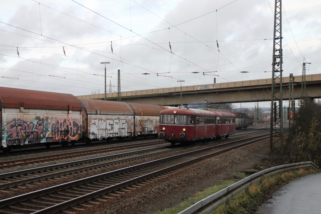 798 829 und 996 677 durchfahren den Bahnhof Gießen-Bergwald, aufgenommen am 12.12.2015.