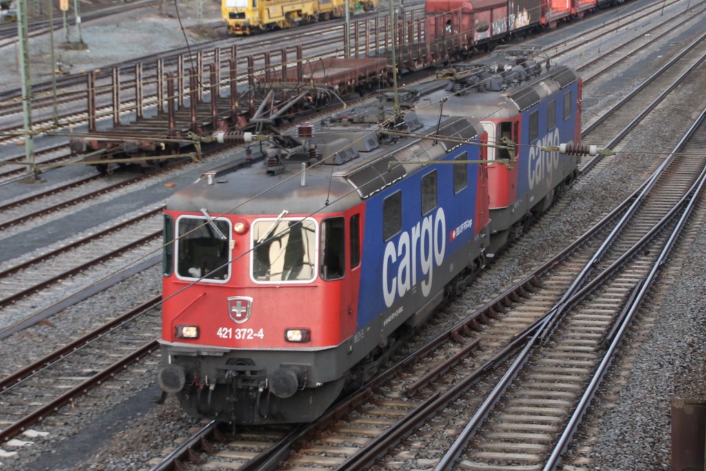 421 372 und eine weitere Lok von SBB-Cargo durchqueren den Bahnhof Gießen-Bergwald.