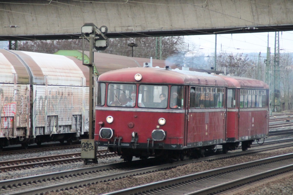 798 829 und 996 677 passieren ein Vorsignal in Gießen-Bergwald, aufgenommen am 12.12.2015.