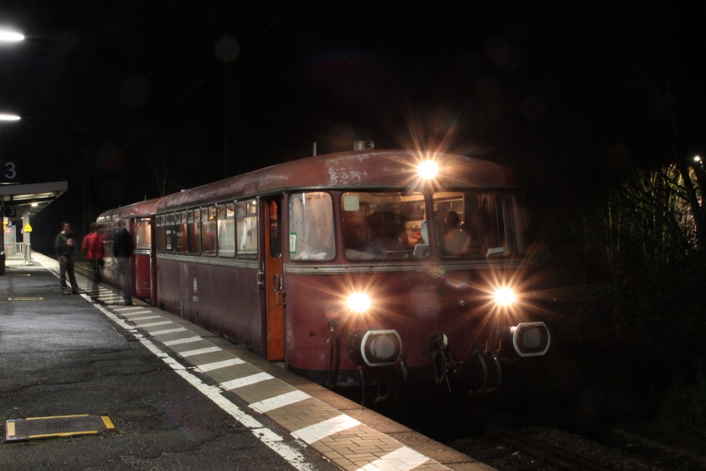 996 677 und 798 829 während eines nächtlichen Zwischenstopp in Nieder-Wöllstadt, aufgenommen am 12.12.2015.