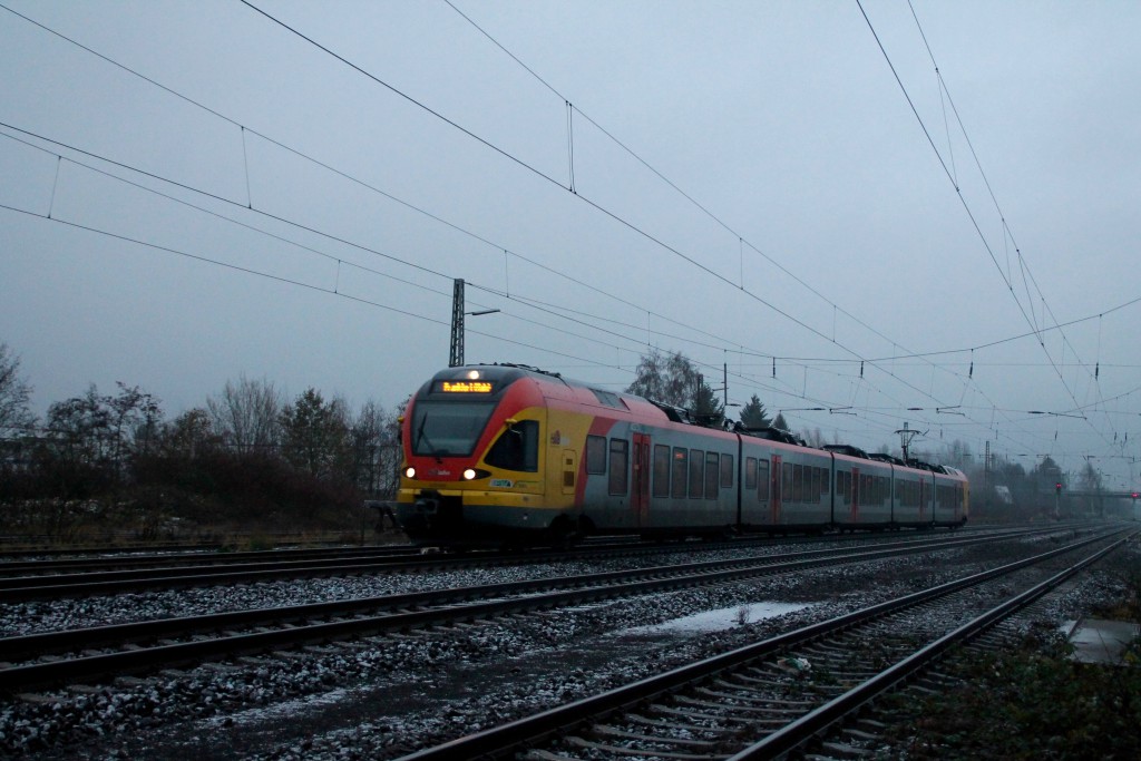 Ein FLIRT der HLB durchquert am Morgen des 28.11.2015 den Bahnhof Niederwalgern.