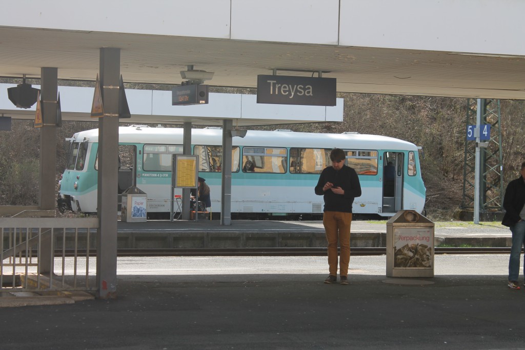 772 008 der Eisenbahnfreunde Treysa steht im Bahnhof Treysa, aufgenommen am 12.04.2015.