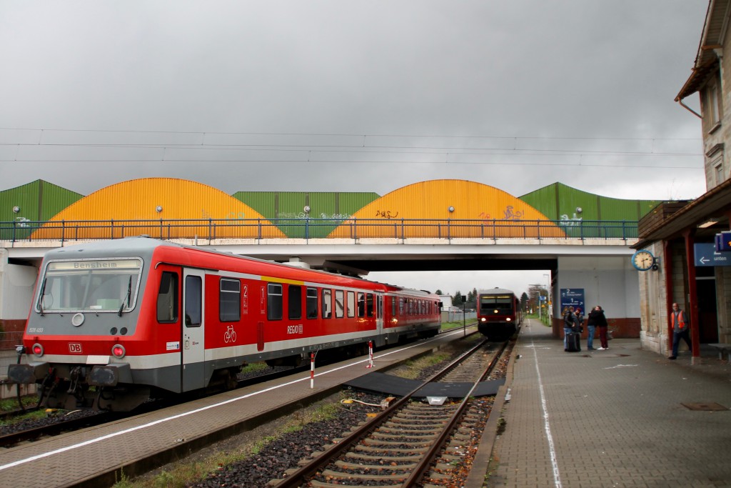 Zugkreuzung im Bahnhof Bürstadt zwischen zwei Triebwagen der Baureihe 628, aufgenommen am 21.11.2015.