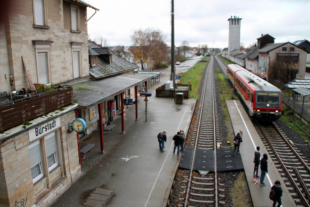 628 493 fährt zur Zugkreuzung in den Bahnhof Bürstadt ein, aufgenommen am 21.11.2015.