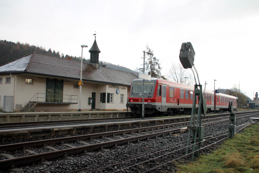 628 436 hält im Bahnhof Buchenau auf der oberen Lahntalbahn, aufgenommen am 28.11.2015.