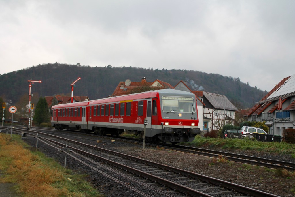 628 436 fährt in den durchgeschalteten Bahnhof Buchenau auf der oberen Lahntalbahn ein, aufgenommen am 28.11.2015.