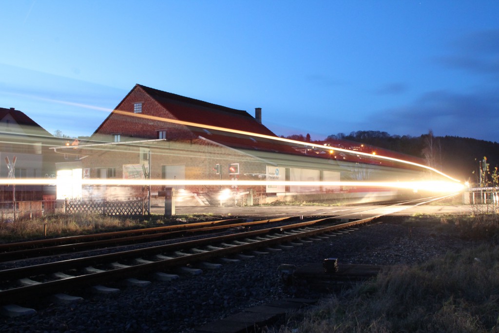 Ein Triebwagen der Baureihe 646 überquert den Bahnübergang im Bahnhof Cölbe, aufgenommen am 28.11.2015.