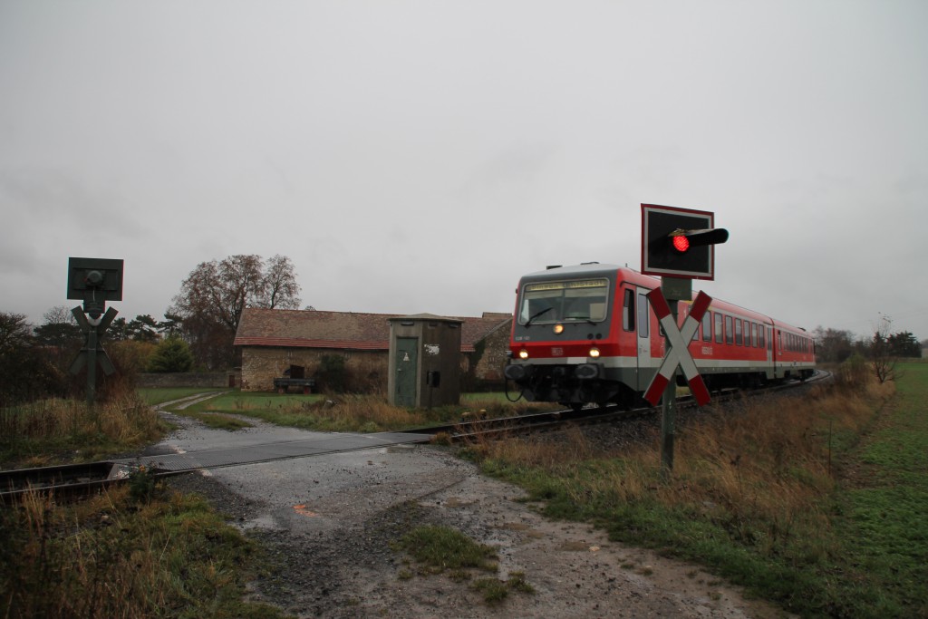 628 561 überquert einen Bahnübergang bei Gundersheim, aufgenommen am 21.11.2015.